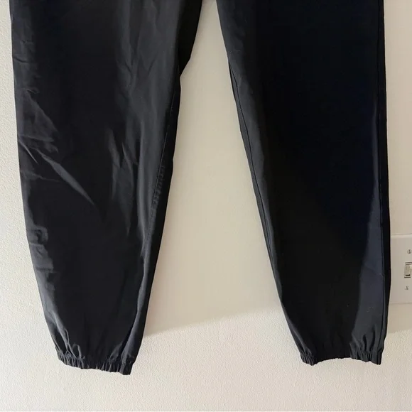 Vuori Miles Jogger in Black Size Medium Technical Pant Gorpcore Athleisure READ - Picture 5 of 16